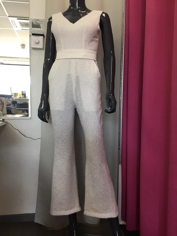 Combinaison blanche texturée pour un look raffiné