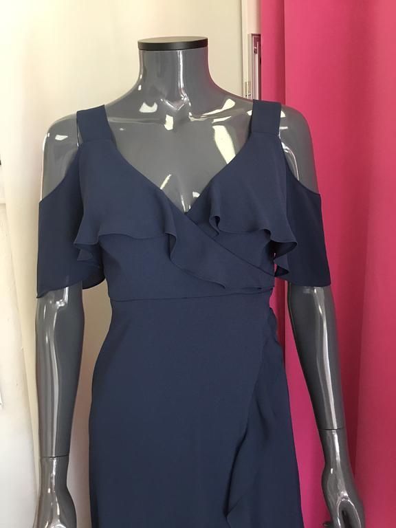 Robe bleu marine avec épaules dénudées et volants 