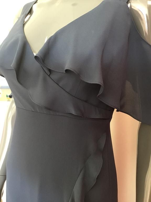 Robe grise avec volants asymétriques