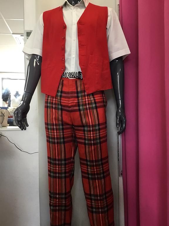 Ensemble pantalon à carreaux rouges et gilet rouge 