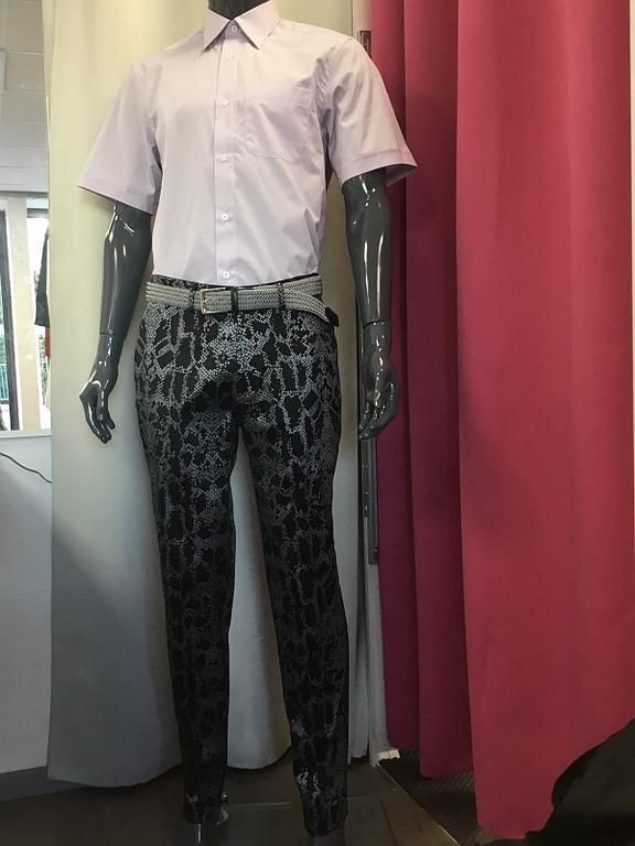 Ensemble homme avec chemise blanche et pantalon noir à motifs 