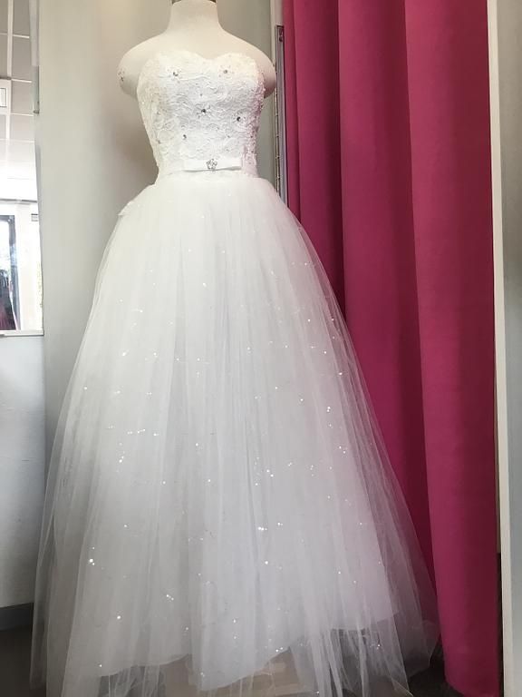 Robe de mariée avec jupe volumineuse en tulle