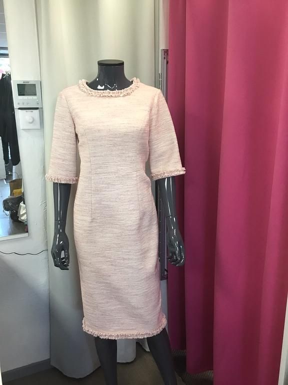 Robe droite rose pâle avec texture subtile 