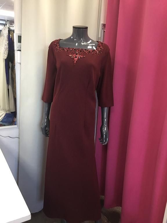 Robe bordeaux avec détails en dentelle