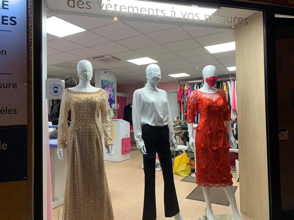 Vitrine de l'atelier présentant plusieurs tenues raffinées