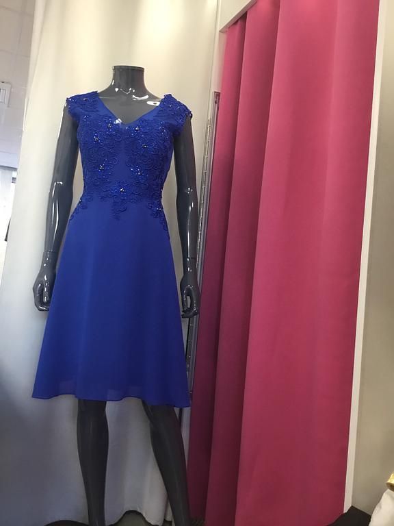 Robe bleu roi avec décolleté brodé 