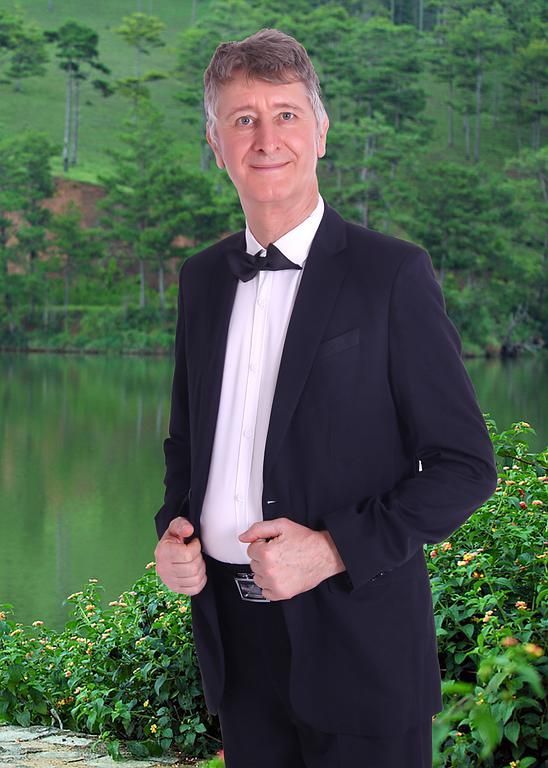 Costume noir avec chemise blanche élégante