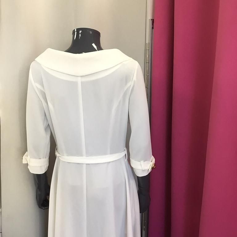 Robe blanche fluide à manches longues