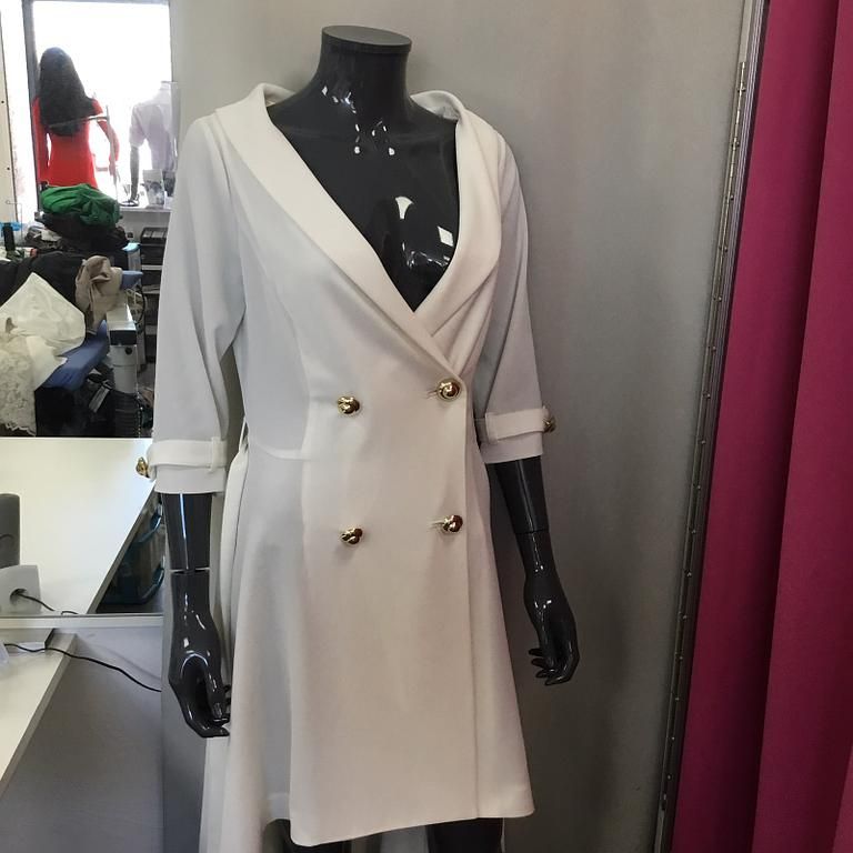 Robe manteau élégante avec boutons dorés