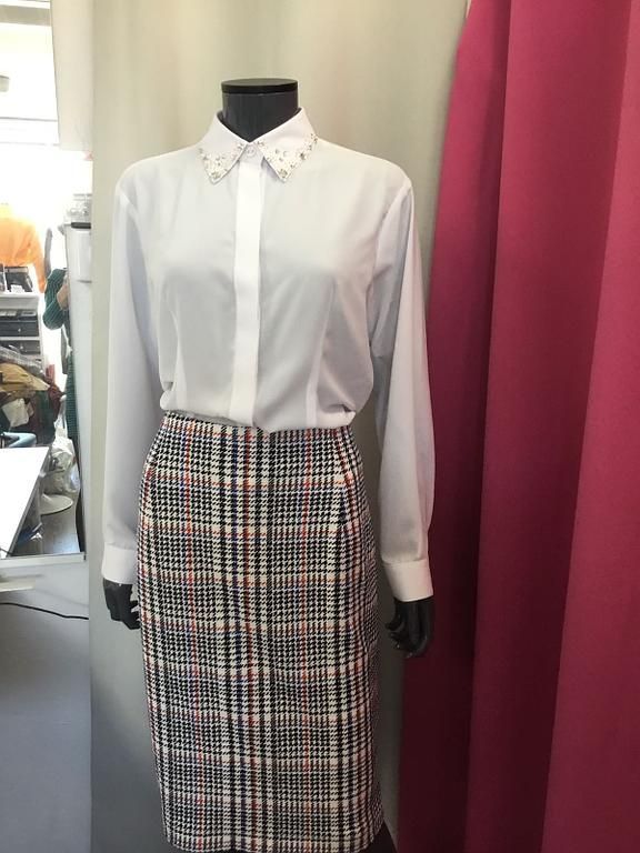 Chemisier blanc avec jupe à motifs géométriques 