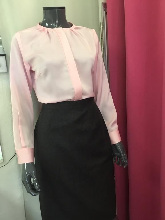 Ensemble jupe noire et chemisier rose