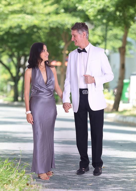 Duo chic en robe satinée et costume blanc