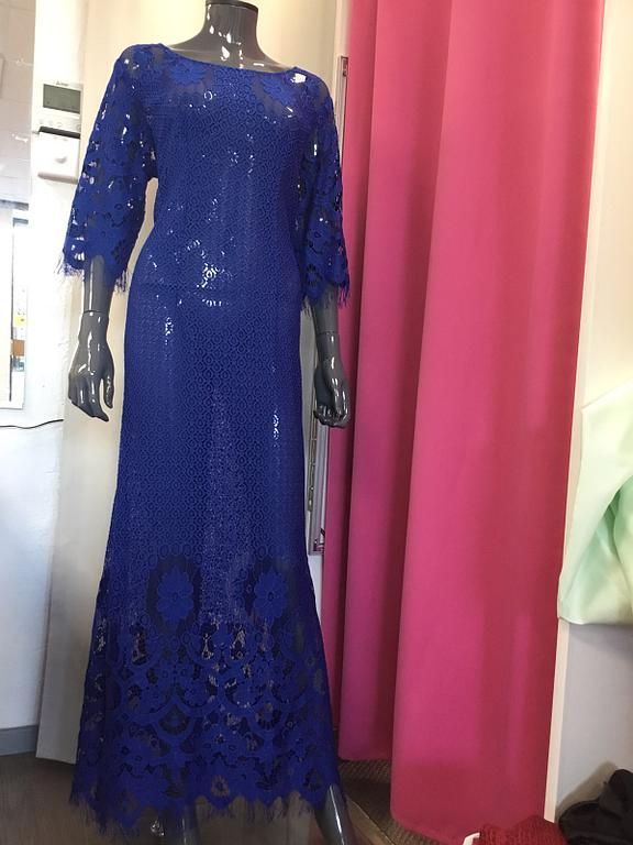 Robe longue bleu roi avec dentelle et manches courtes