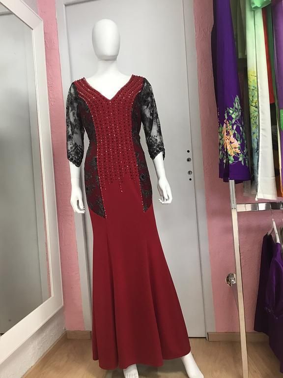 Longue robe rouge avec des manches noires 