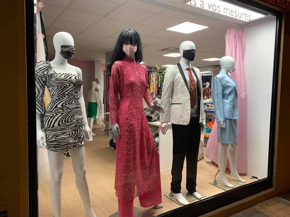 Mannequins présentant des tenues variées