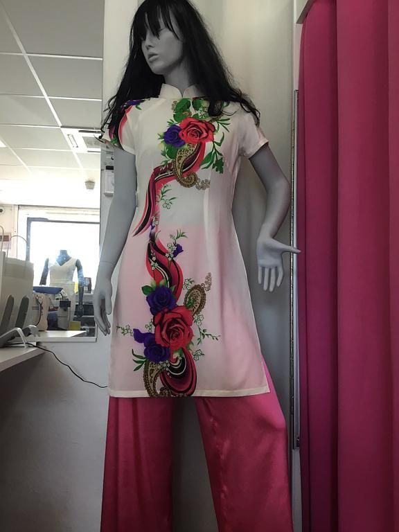 Tunique blanche avec broderies florales et pantalon rose 