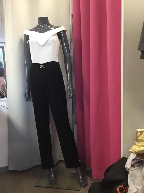 Combinaison chic noire avec ceinture dorée