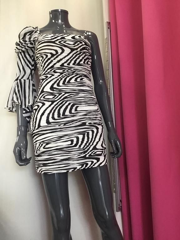 Robe courte avec imprimés abstraits noirs et blancs