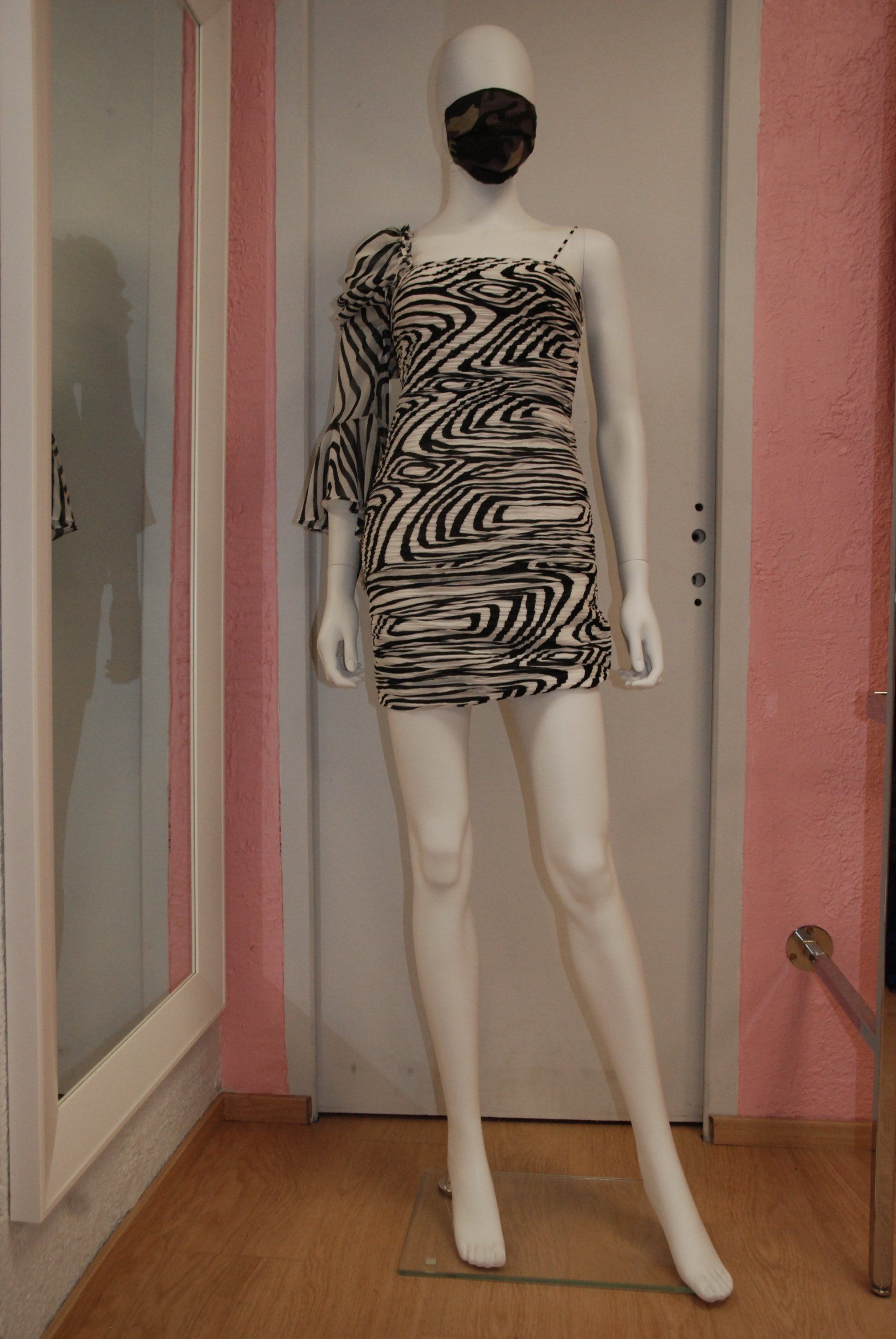 Robe courte avec motifs zébrés noirs et blancs