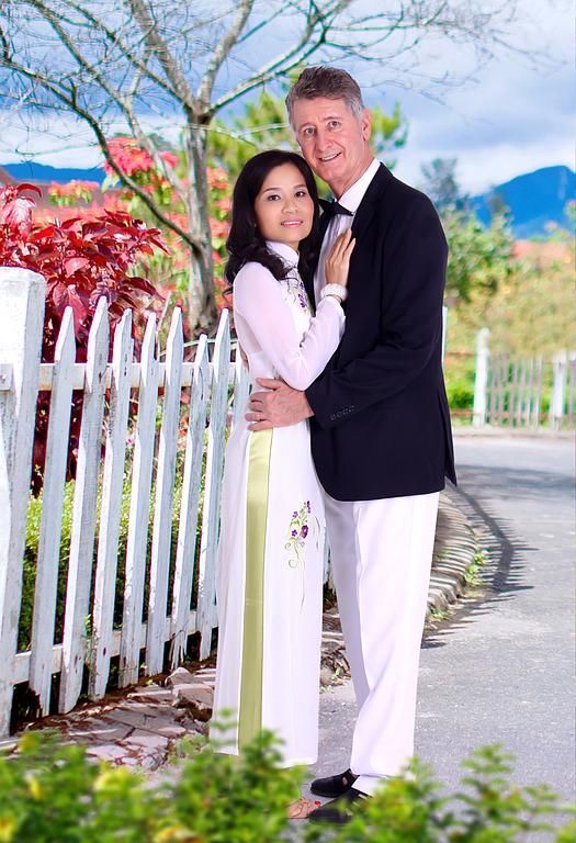 Ao Dai vietnamien avec pantalon blanc et veste noire