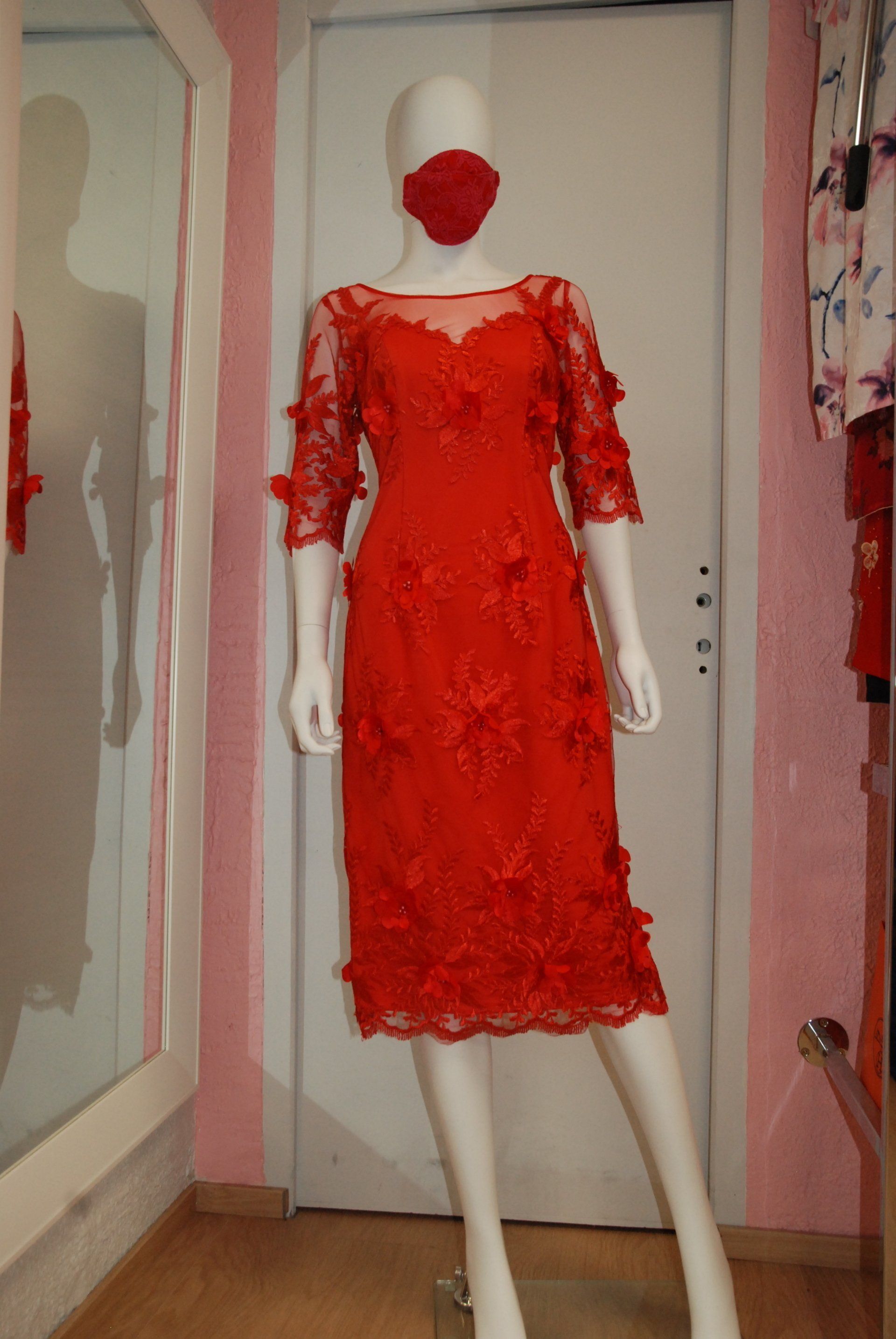 Robe rouge en dentelle avec manches évasées 