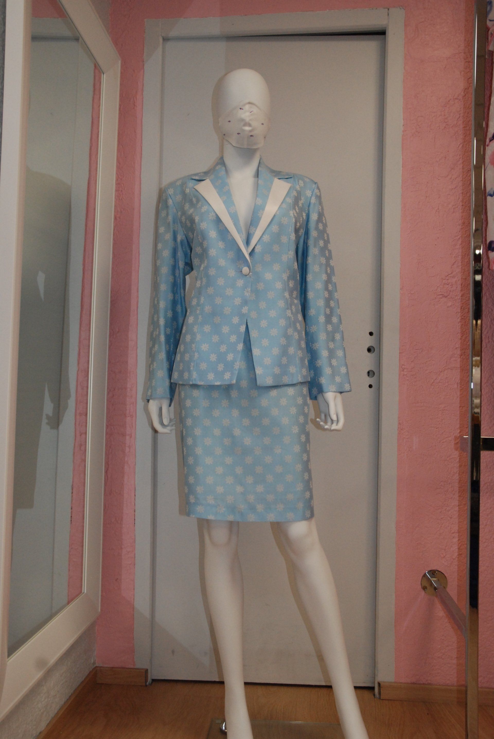 Tailleur bleu clair avec jupe et blouse blanche