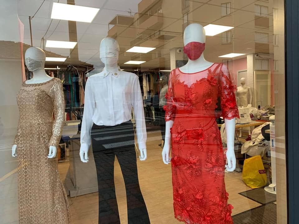 Mannequins présentant des tenues variées dans une boutique 