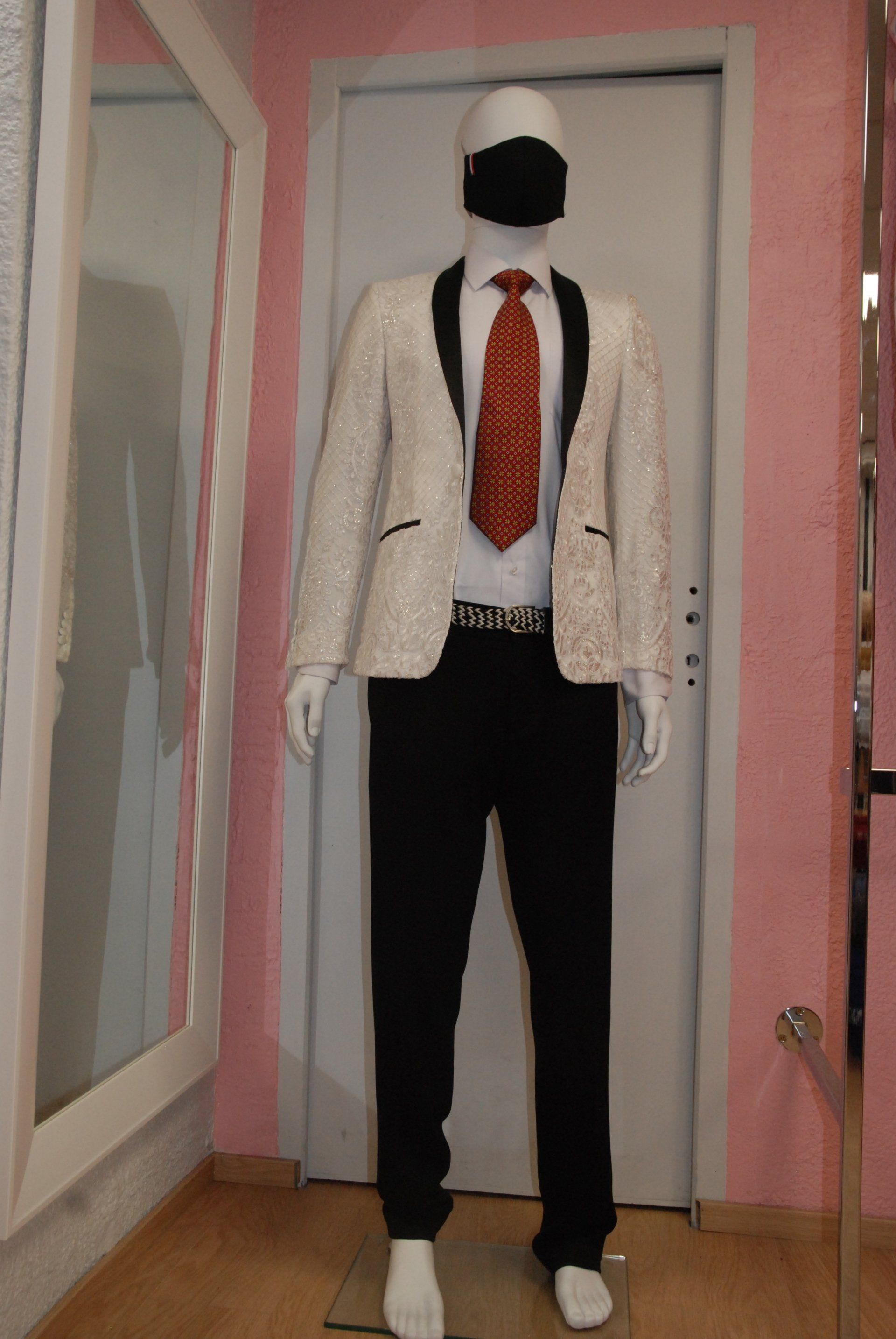 Ensemble homme avec veste blanche et cravate orange
