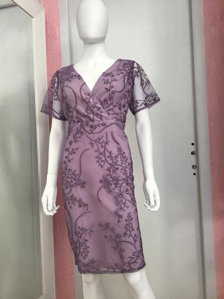 Robe longue violette avec motifs floraux 