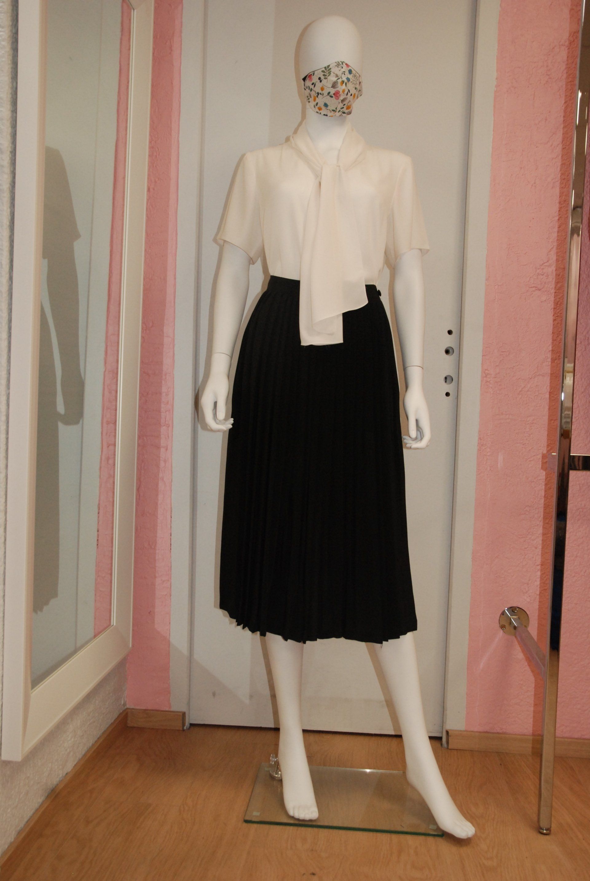 Jupe noire plissée avec chemisier blanc élégant