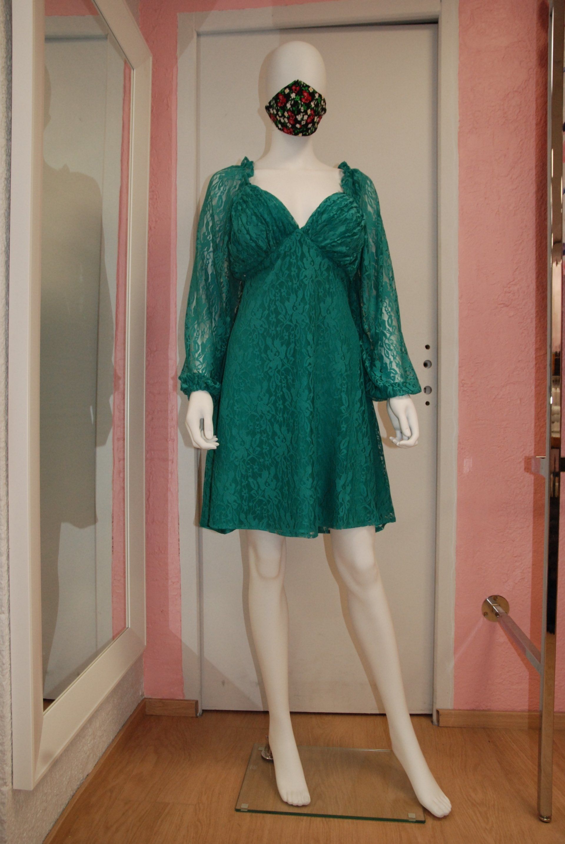 Robe verte en dentelle avec manches longues 