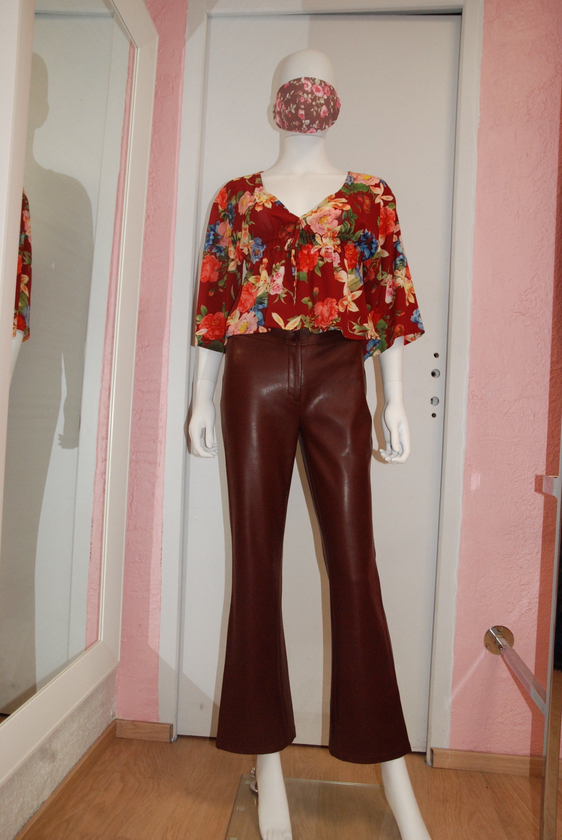 Haut floral vibrant et pantalon marron en cuir