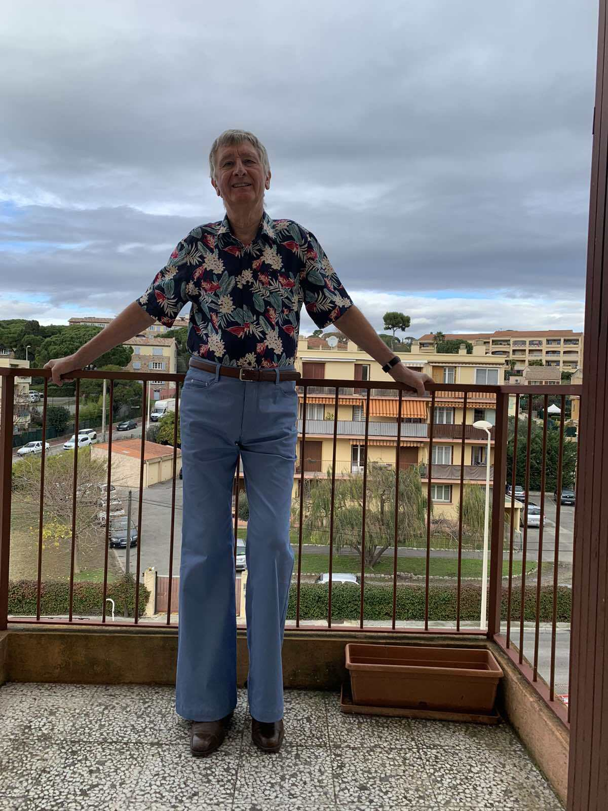 Chemise florale et pantalon bleu clair 