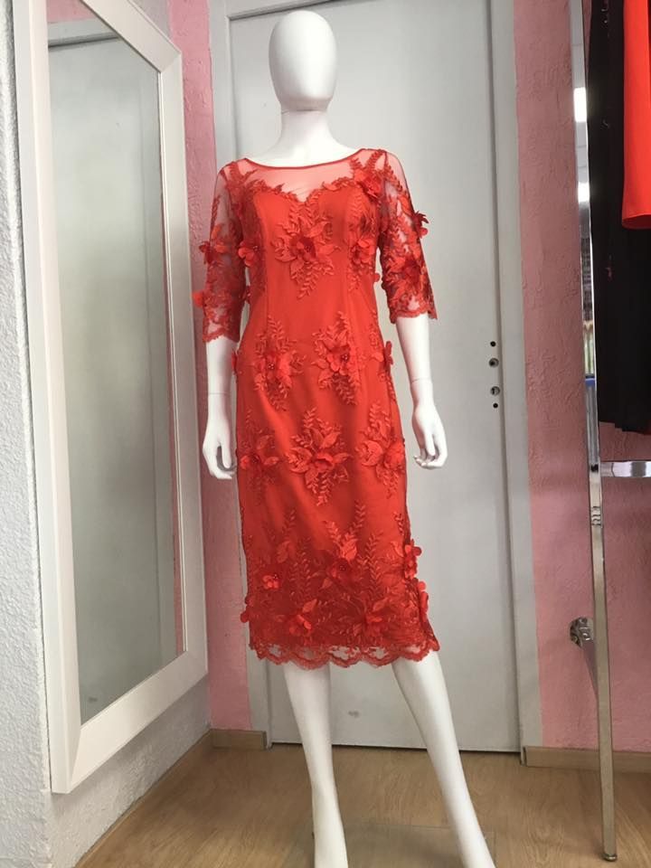 Robe rouge ornée de fleurs délicates