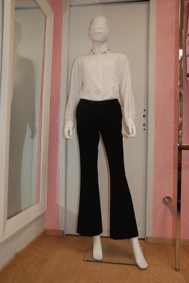 Ensemble chic avec pantalon noir et chemisier blanc