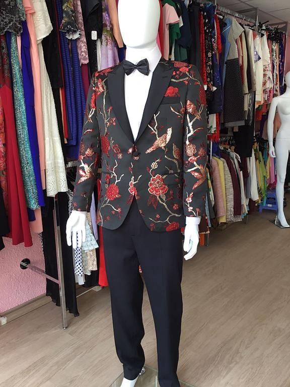 Ensemble homme avec veste noire à motifs floraux