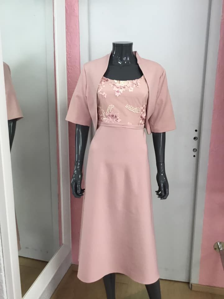 Robe rose pâle avec haut en satin et manches courtes 
