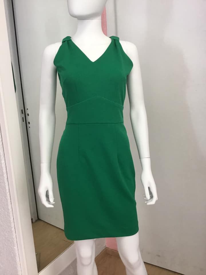 Robe verte sans manches avec décolleté croisé