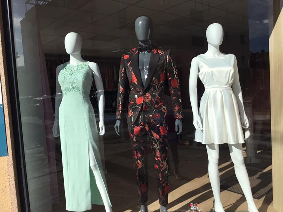 Vitrine avec tenues variées pour hommes et femmes 