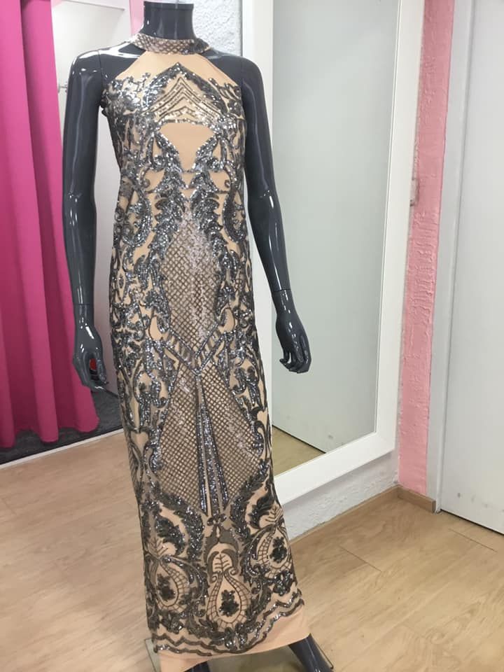 Robe longue ajustée à motifs serpentés 