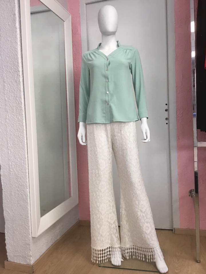 Ensemble vert clair avec chemisier et pantalon fluide