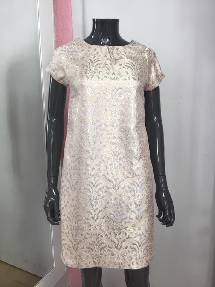 Robe blanche raffinée en dentelle