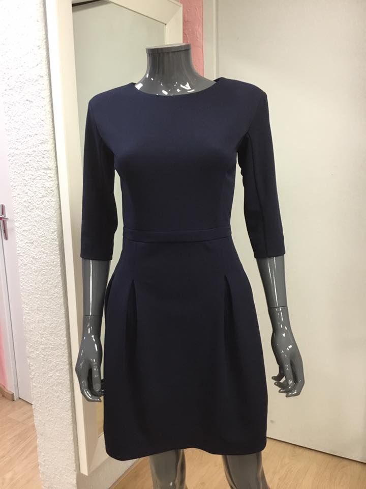 Robe noire mi-longue avec manches trois-quarts 