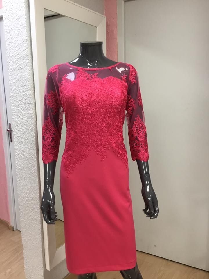 Robe rouge avec dentelle, idéale pour une allure sophistiquée