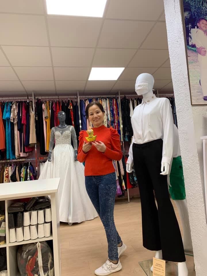 La couturière Thi Hanh présente son atelier de couture