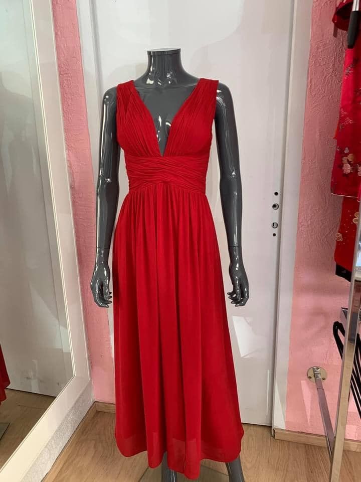 Robe longue rouge avec décolleté en V et dos nu 