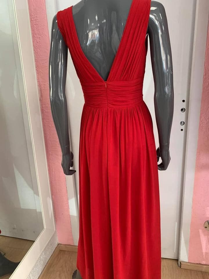 Robe longue rouge avec détail élégant dans le dos