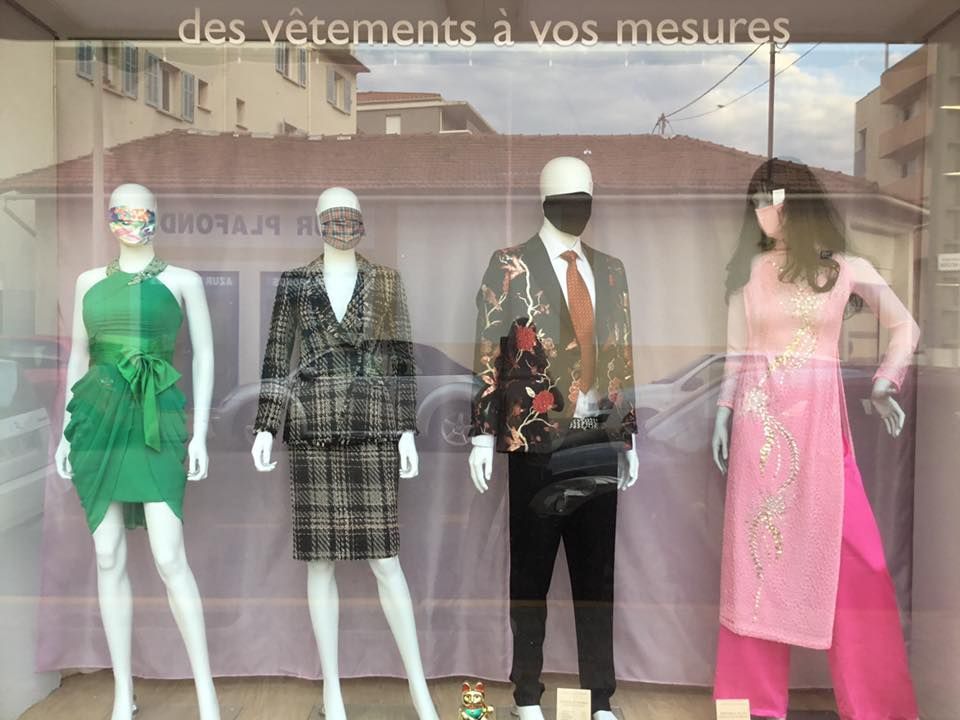 Vitrine de vêtements variés pour hommes et femmes 