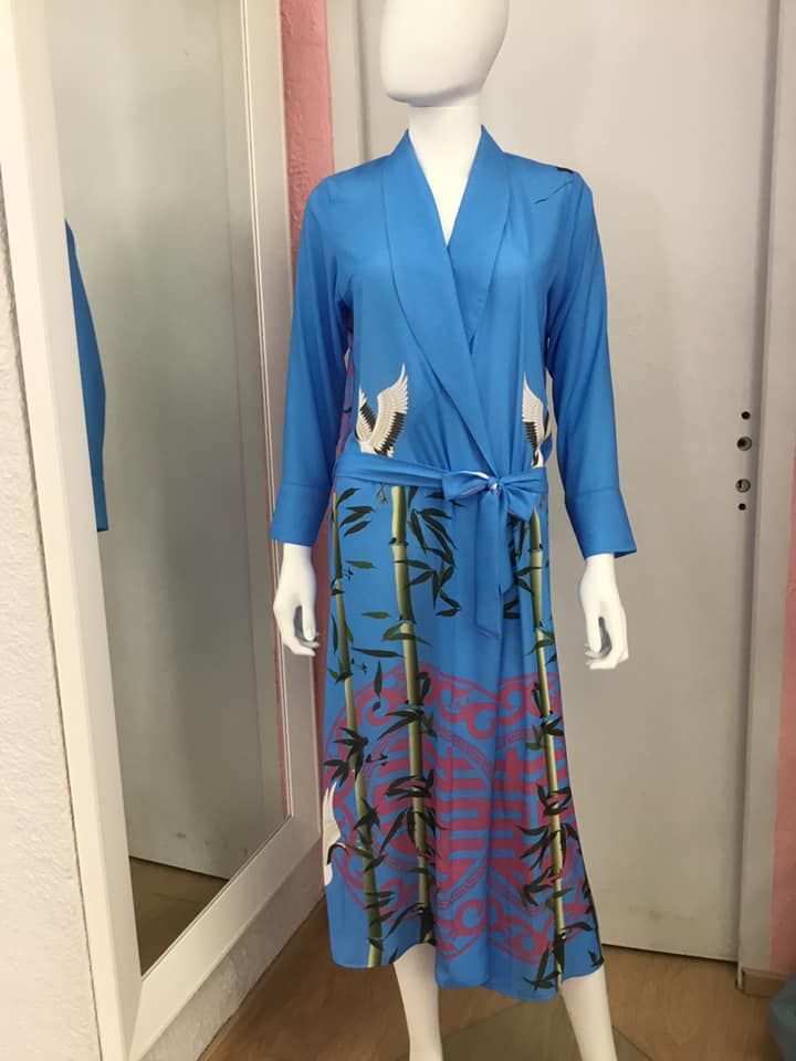 Élégant peignoir bleu en soie