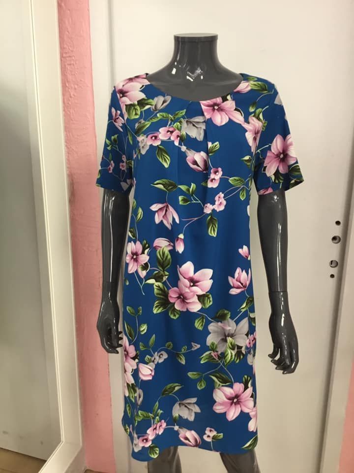 Robe bleue à fleurs colorées